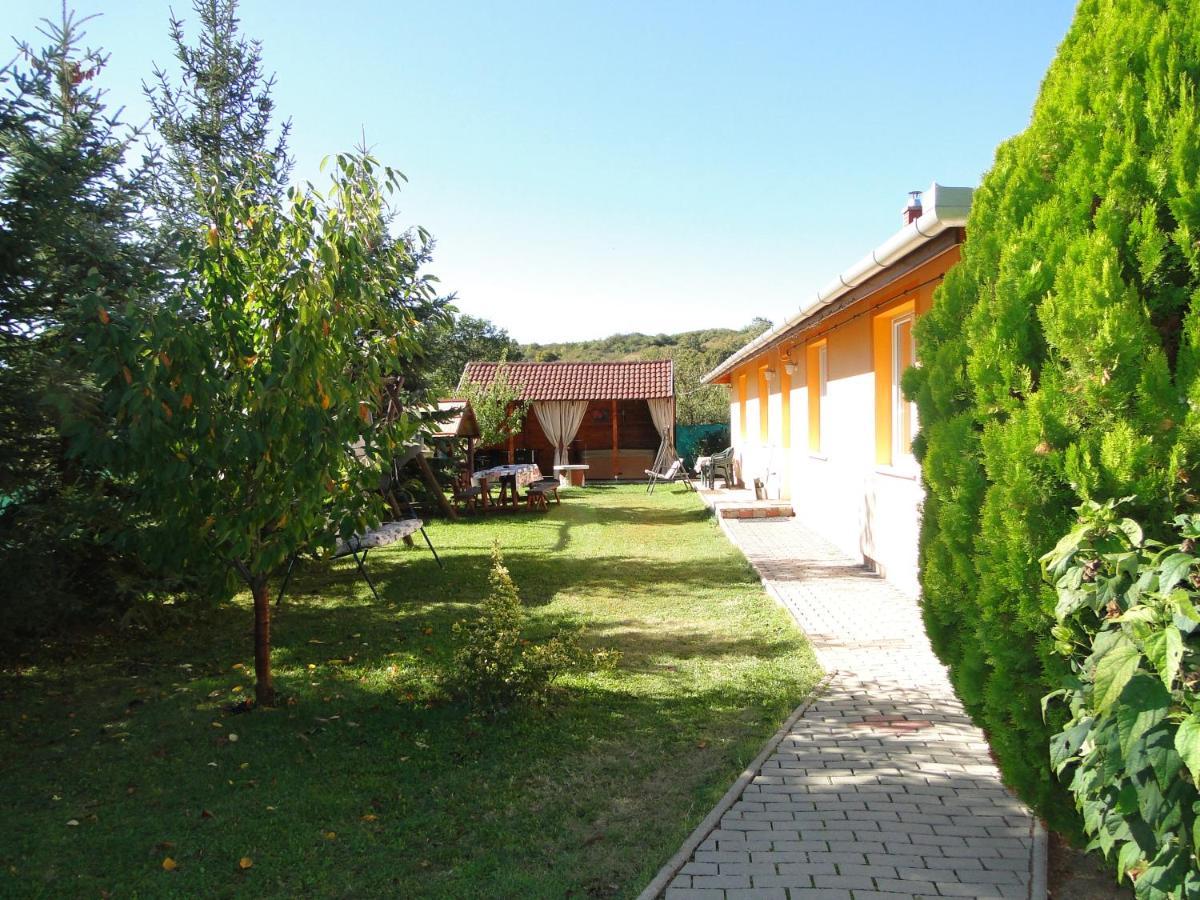 Vadrozsa Vendeghaz-Apartman Demjén Exterior photo