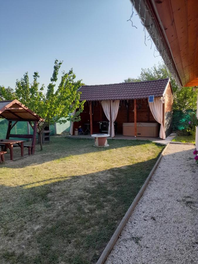 Vadrozsa Vendeghaz-Apartman Demjén Exterior photo